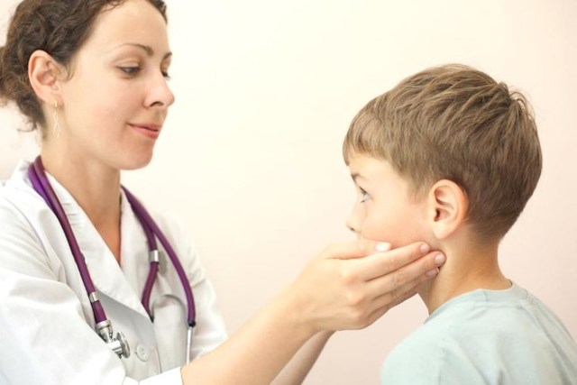 Збільшено лімфовузли на шиї у дитини: причини, симптоми і лікування