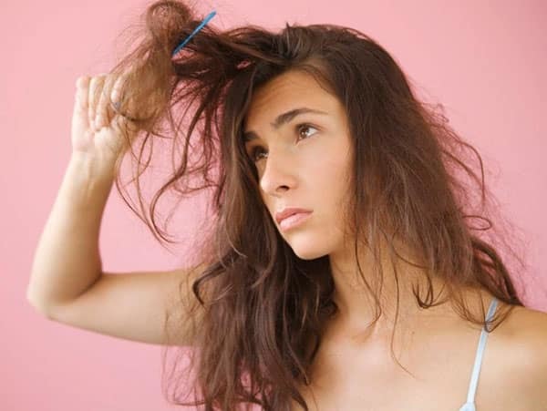 Чому випадає волосся у жінки в молодому віці