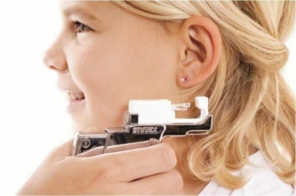 Проколювання вух пістолетом, по системі 75, проколювання вух голкою: суть методів