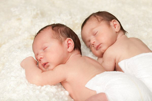Ознаки багатоплідної вагітності, ведення вагітності, ускладнення, пологи близнюків