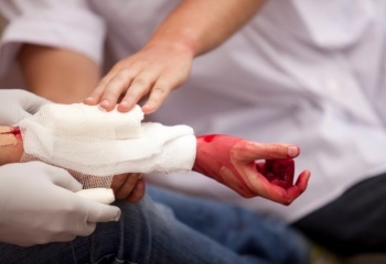 Як накладати пов'язку на рани кінцівок, Пов'язка пластиру, зупинка кровотечі