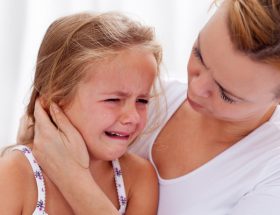 Отит у дитини: причини, симптоми і лікування в домашніх умовах