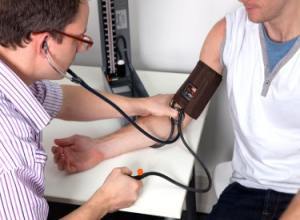 Нирковий тиск: симптоми і лікування, причини підвищення ниркового артеріального тиску