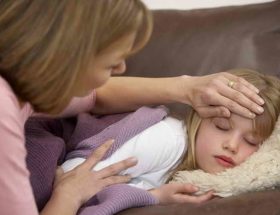 Потрібно давати дитині антибіотик при отиті, якщо спала температура?