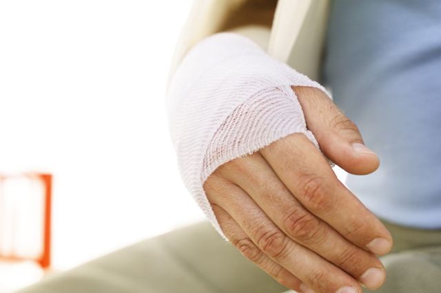 Осколковий перелом ліктьової кістки руки зі зміщенням і без: наслідки, лікування, операція
