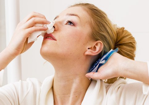 Чому з носа тече кров: причини частих і одиничних кровотеч