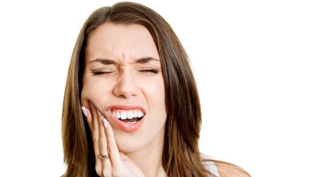 Чому розвивається підвищена чутливість зубів, і які методи лікування застосовуються для її зниження?
