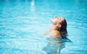 Плавання в басейні при вагітності на ранніх термінах, у 2, 3 триместрах: користь і шкода