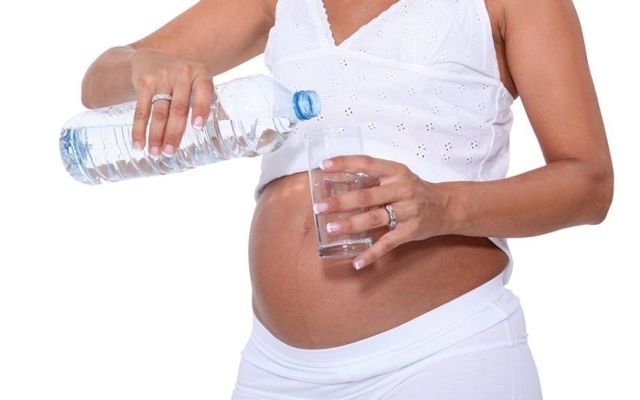 Скільки можна пити води в день під час вагітності в 1, 2, 3 триместрі