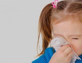 Чхання та нежить без температури: лікування у дорослих і дітей
