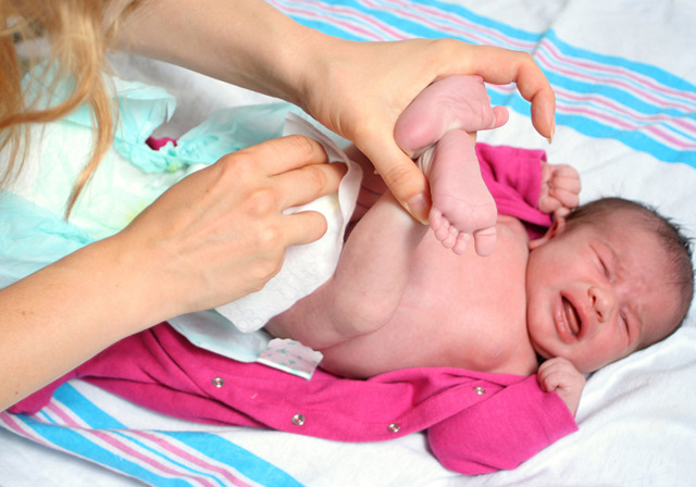 Запори у немовлят, діарея у немовлят, зміни консистенції і кольору стільця у немовлят: причини і лікування