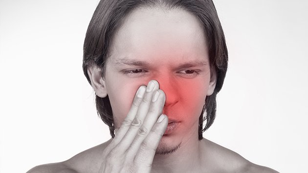 Лікування гаймориту перекисом водню: як промивати ніс і чи можна?