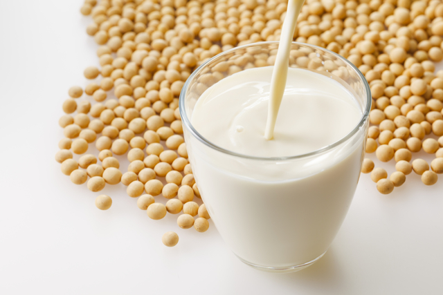 Соєве молоко: користь і шкода, калорійність, склад БЖУ на 100 грам