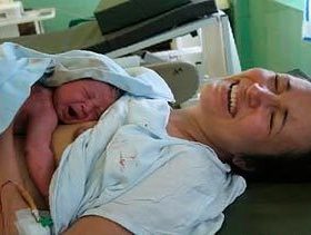 Раннє прикладання до грудей новонародженого: користь молозива, техніка прикладання