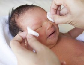 Дакріоцистит у новонароджених: причини захворювання, типові симптоми, принципи лікування та запобіжні заходи