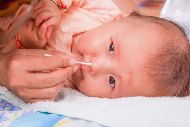 Чужорідне тіло в носі у дитини: симптоми, перша допомога, видалення стороннього тіла
