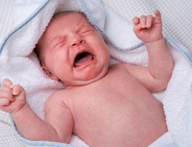 Чому маленька дитина плаче перед сном: причини занепокоєння немовляти