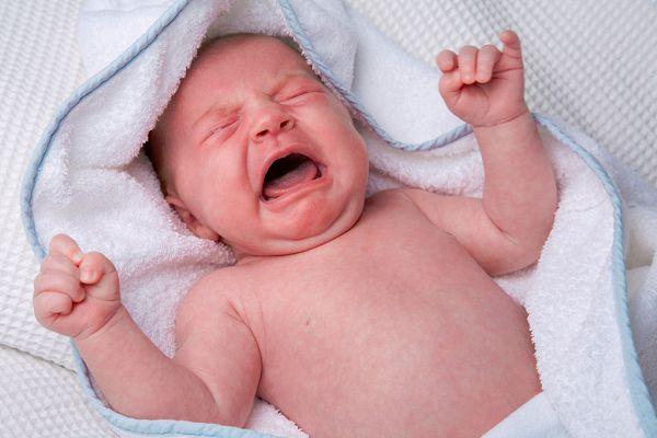 Чому маленька дитина плаче перед сном: причини занепокоєння немовляти
