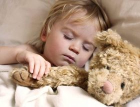 Скільки повинен тривати нічний і денний сон у дитини: рекомендації лікарів