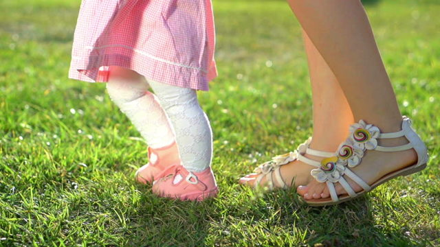 Дитина після року не ходить самостійно: що робити, як навчити дитину ходити?