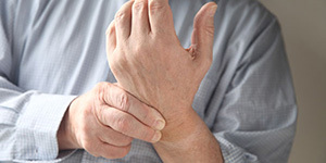Поліартрит пальців рук: причини, симптоми і лікування, народні засоби