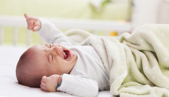 Дитина плаче перед сном: причина плачу у грудничка перед сном