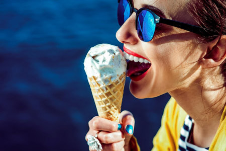 Морозиво при ангіні: чи можна їсти коли болить горло, допомагає чи ні