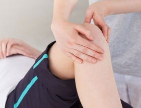 З чим пов'язано ущільнення близько колінного суглоба у дитини?