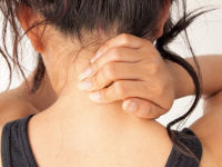 Тягне шию з правого або лівого боку: причини і лікування