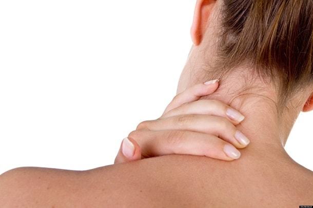 Тягне шию з правого або лівого боку: причини і лікування