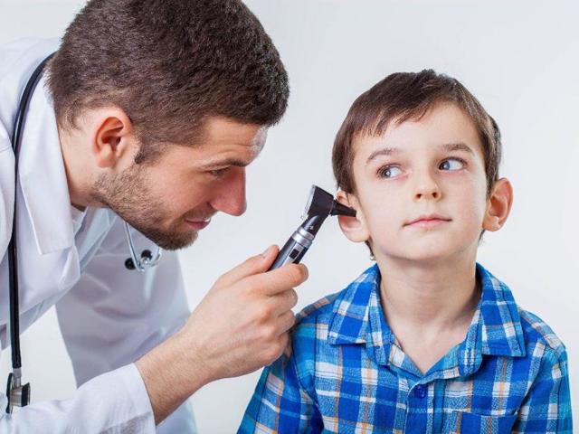 Туговухість у дітей: причини, симптоми і лікування