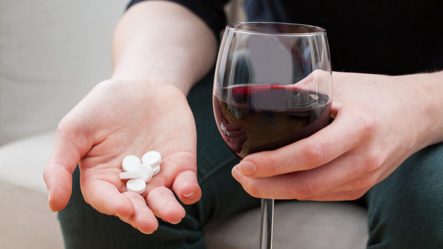 Чи можна змішувати алкоголь з антибіотиками: які наслідки вживання вина з антибіотиками