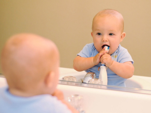 З якого віку чистити зуби дитині, як навчити дитину чистити зуби