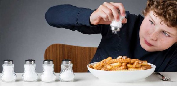 Скільки рекомендовано вживати солі потрібно в день: норма споживання та небезпека переїдання