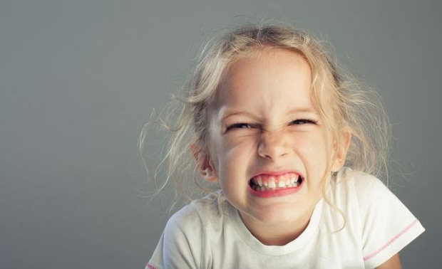 Чому дитина скрипить зубами: можливі причини нічного неспокою