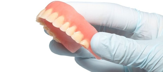 Покривні зубні протези: показання, протипоказання, матеріали, що застосовуються при виготовленні, «плюси» і «мінуси» конструкцій