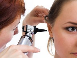 Сірчана пробка у вусі: симптоми, як видалити в домашніх умовах