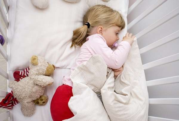 Дитина потіє уві сні: причини, Комаровський про потінні, чому дитина потіє після хвороби