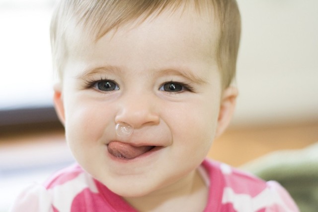 Ріжуться очні зуби: симптоми, температура, пронос, ніж допомогти дитині