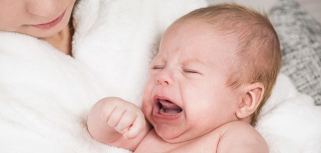 У немовляти соплі в носоглотці: що робити, як позбутися в домашніх умовах