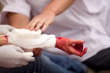 Як накладати пов'язку на рани кінцівок, Пов'язка пластиру, зупинка кровотечі