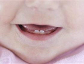 Чи може при прорізуванні зубів бути кашель і нежить?