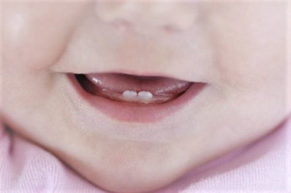 Чи може при прорізуванні зубів бути кашель і нежить?