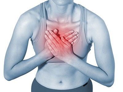 З чим пов'язана біль в спині і грудях у верхній частині?