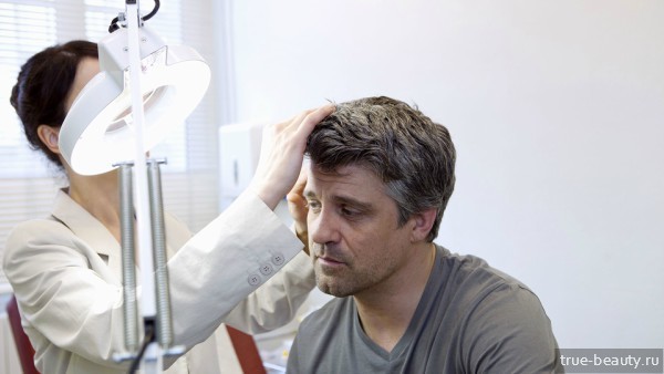 Прищі на голові в волоссі у чоловіка: причини і лікування, фото
