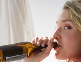 Алкоголь при грудному вигодовуванні: дозування і терміни виведення спирту з крові, наслідки для дитини