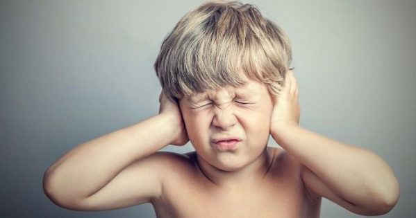 Пробки в вухах у дитини: що робити, як прибрати в домашніх умовах
