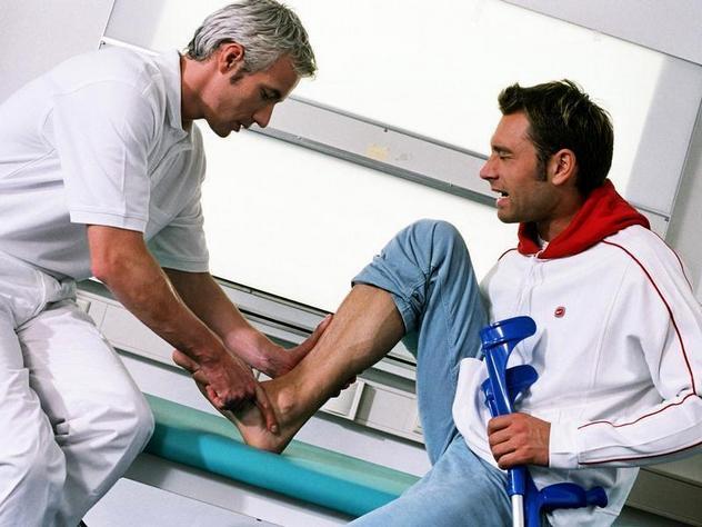 Болять суглоби: до якого лікаря звернутися, хто лікує суглоби рук, ніг і інші