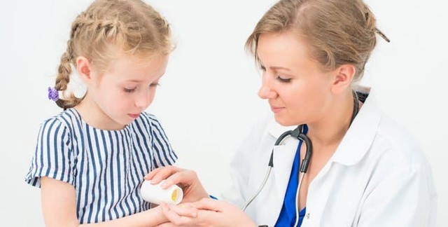 Лікар призначив антибіотики дитині при кашлі, це нормально?
