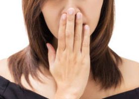 З'являється присмак заліза в роті у чоловіків і жінок: про що це говорить?